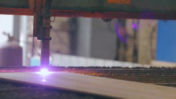 Gázvágás. Gázvágás egy gyárban. Fémdarabok vágása CNC-gépen — Stock videók
