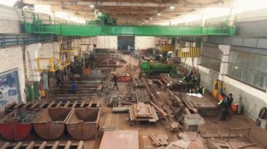 Metal yapıların montajı için atölye çalışması. Kaynakçılar metal kaynakçı. Metal yapıların üretimi