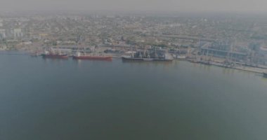 Büyük sanayi limanı, iskele vinçleri olan liman