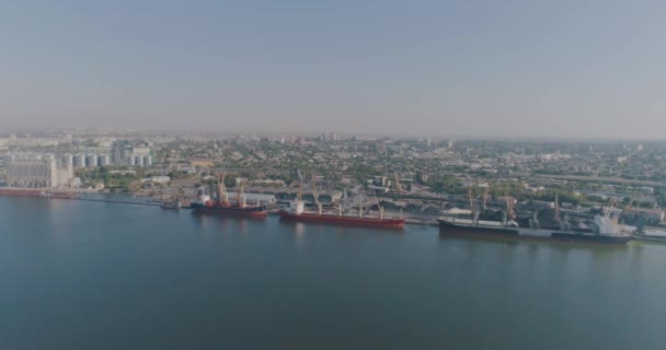 Lastport med stora fartyg och kranar. Hamn från luften. — Stockvideo