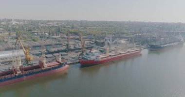 Limanda kuru kargo gemisi var. İskele vinci kargoyu kuru bir kargo gemisine yüklüyor.