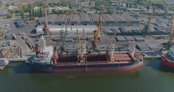 Stor havn fra luften. Fragtskibe i havnen – Stock-video