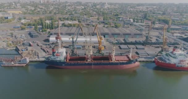 Grande porto marítimo a partir do ar. Navios de carga no porto — Vídeo de Stock