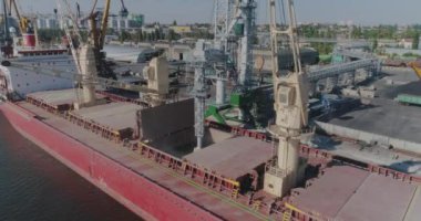 Kargo gemisi tahılla dolu. Kuru kargo gemisi limana yükleniyor.