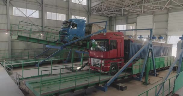 Cargando trigo en un ascensor. Descarga de trigo de un camión a un silo — Vídeos de Stock