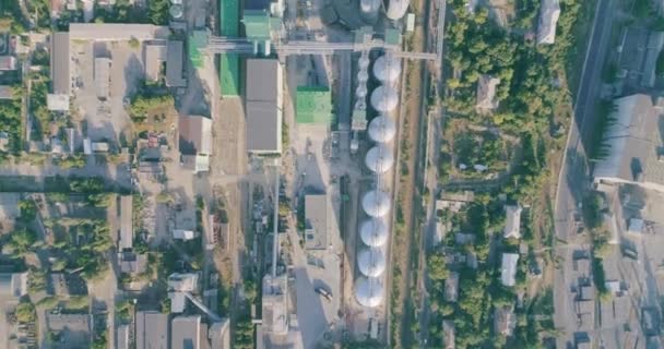 Utsikt över spannmålstanken ovanifrån. Spannmål lagring i stora slots antenn vy. Silo med säd. — Stockvideo