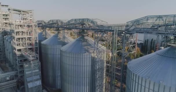 Deposito cereali in grandi fessure vista aerea. Silo con grano. Vista del serbatoio di stoccaggio del grano dall'alto. — Video Stock