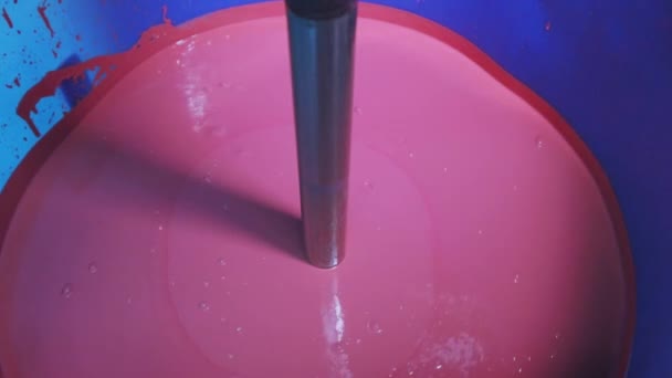 Factory automatic color mixing. Mixing pink paint in a factory. Mixing paint in a barrel, mixing paint in a factory — Stock Video