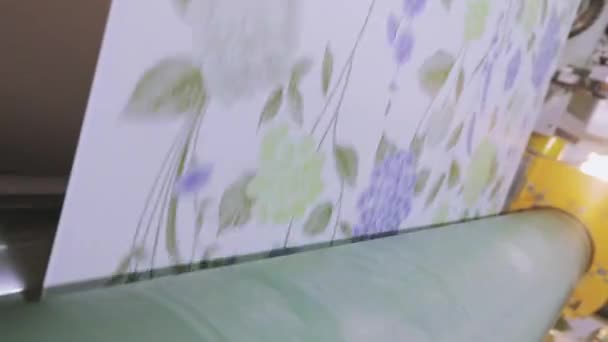 Producción de papel pintado en una línea transportadora, producción de papel pintado con impresión de flores — Vídeos de Stock