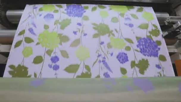 Виготовлення шпалер на конвеєрній лінії, виготовлення шпалер з квітковим принтом — стокове відео