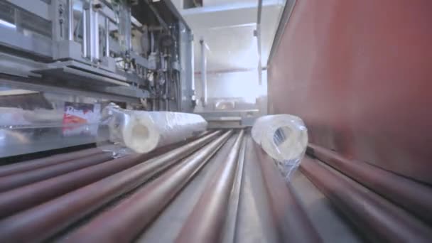 Linha de produção de papel de parede automatizado. Processo de produção de papel de parede em uma fábrica moderna. — Vídeo de Stock