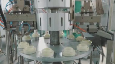 Kremalı modern taşıyıcı. Vücut bakım ürünleri üretimi. Fabrikalar için kozmetik ürünleri üretimi.