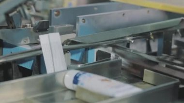 Vücut bakım ürünleri üretimi. Fabrikalar için kozmetik ürünleri üretimi. Kremalı modern taşıyıcı
