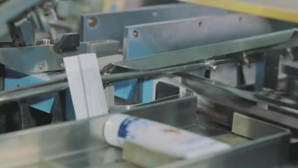 Production of body care products. Production of cosmetic products for factories. Modern conveyor with creams — Stock Video