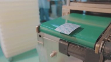 Tabletli nakliye hattı. Bir fabrikada uyuşturucu üretimi süreci. Modern bir fabrikada tablet üretimi.