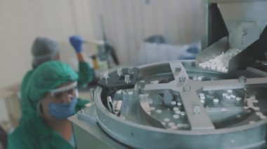 Bir fabrikada uyuşturucu üretimi süreci. Modern bir fabrikada tablet üretimi. Tabletli taşıyıcı satırı