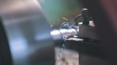 Metal işleme yavaş çekimde yapılır. Metali işlemek için torna