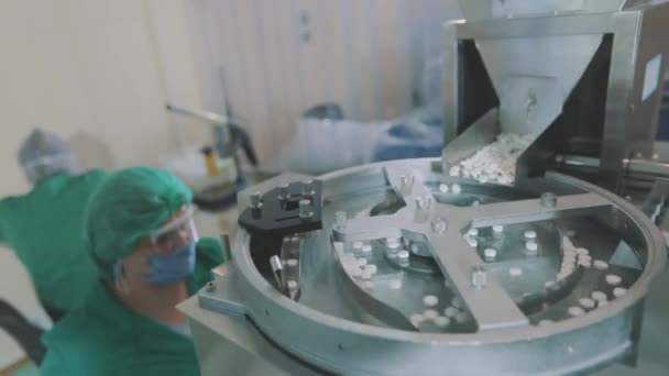 Producción de tabletas en una fábrica moderna. Línea transportadora con tabletas. El proceso de fabricación de medicamentos en una fábrica. — Vídeos de Stock