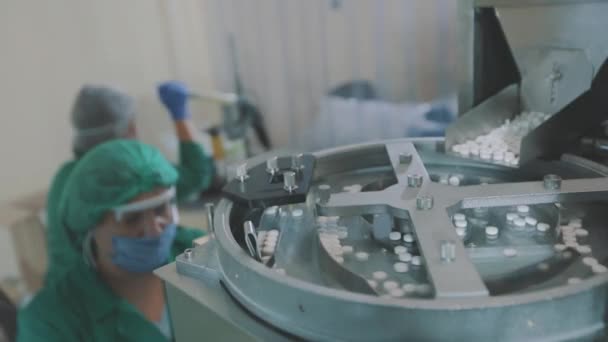 Le processus de fabrication de médicaments dans une usine. Production de comprimés dans une usine moderne. Ligne de convoyeur avec comprimés — Video