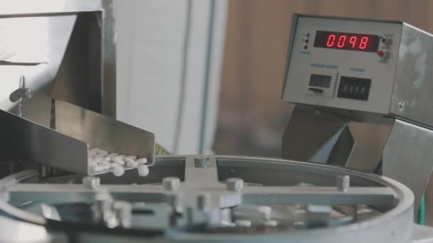 Moderne Tablettenfabrik. Runde Tabletten am Fließband in Nahaufnahme — Stockvideo