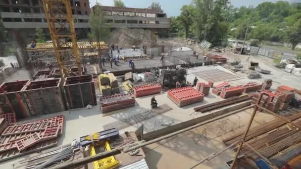 Bouwplaats. Panorama van de bouwplaats van een woongebouw. De bouw van een woongebouw. — Stockvideo