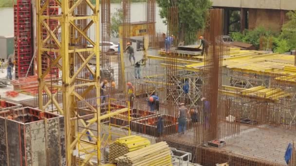 The process of building a house of time laps. People on a construction site time laps. Work on the construction site — Stock Video