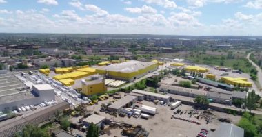 Büyük endüstriyel kompleks üst görünüm, modern fabrika drone görünümü