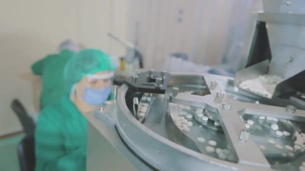 Výrobní proces drog v továrně. Výroba tablet v moderní továrně. Dopravníková linka s tabletami — Stock video