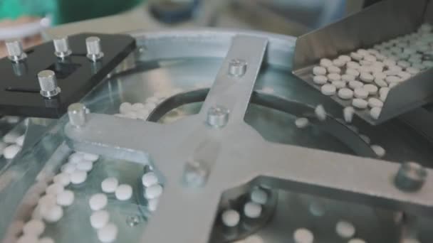 丸い白い錠剤が閉じます。タブレット製造プロセスを閉じる。白い薬がたくさん詰まってる. — ストック動画