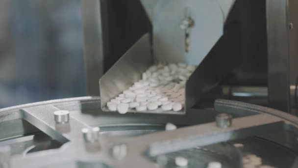白い錠剤の多くを閉じます。丸い白い錠剤が閉じます。タブレット製造プロセスの閉鎖 — ストック動画