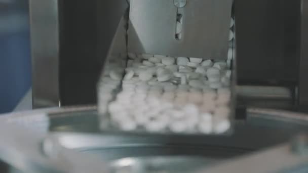 Παραγωγή δισκίων close-up. Φαρμακολογικό εργοστάσιο. Γραμμή μεταφοράς για την παραγωγή δισκίων — Αρχείο Βίντεο