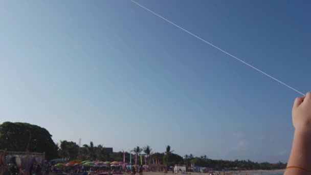 Uçurtma gökyüzüne karşı, kartal şeklinde uçurtma mavi gökyüzüne karşı — Stok video