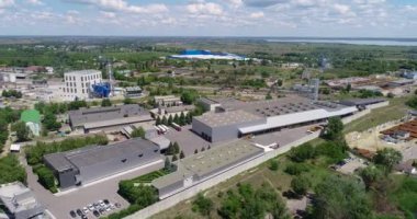 Gökyüzü manzaralı modern endüstriyel bina, yukarıdan gri endüstriyel bina