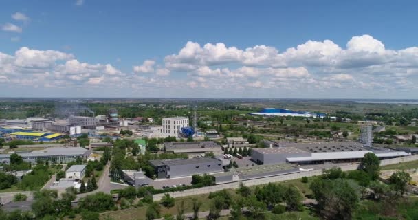 Bâtiment industriel moderne extérieur avec vue aérienne, Bâtiment industriel gris d'en haut — Video