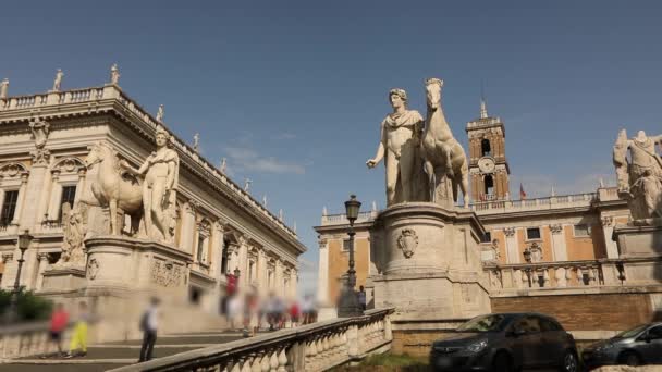 Tokoh antik di depan istana senator Roma Italia. Figures dari Tiber dan Nil. — Stok Video