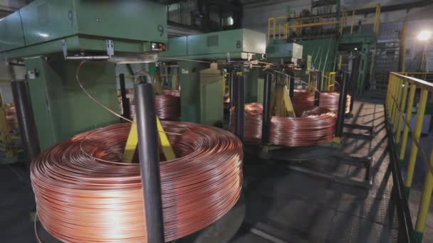 Moderne kabelfabriek. Productie van kabel. Een close-up. Kabeldraadproductie en machines in de fabriek. — Stockvideo