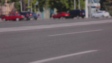 Şehirdeki arabalar. Arabaların gittiği yol. Yoğun şehir trafiği