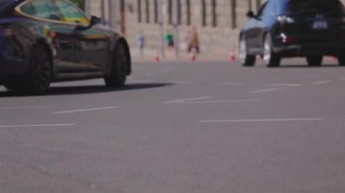 Arabalar yola koyulur. Şehirdeki arabalar. Arabayla geniş yol