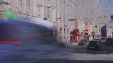 Büyük şehir zaman turlarında araba trafiği. Zamanda bir sürü araba turu.