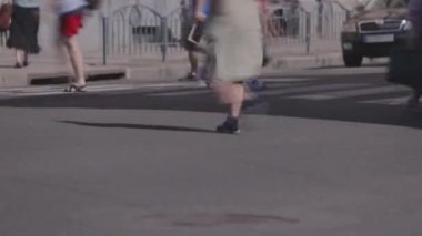 İnsanlar yaya geçidinde zaman aşımına uğrarlar. Yaya geçidi. Büyük şehir