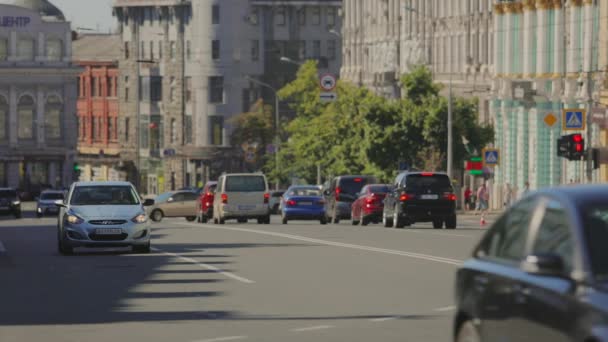 Arabalı geniş bir yol. Arabalar yola koyulur. Şehirde arabalar var.. — Stok video