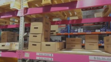 Büyük bir depoda forklift. İnsanlar depoda çalışıyor. Endüstriyel iç