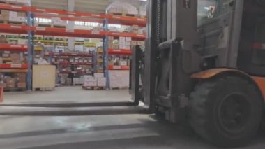 Forklift araçları depoya yakın çekimde. Tekerlek yükleyicisi yakın plan