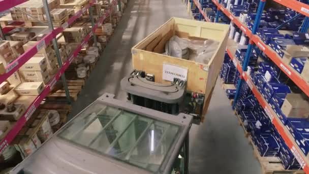 Forklift di gudang. Bekerja forklift di sebuah gudang modern. Interiornya industri — Stok Video