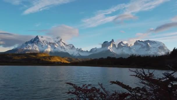 Mount Payne Grande, Nordenskjold Lake in Chili, Patagonië. Uitzicht op de berg Payne Grande — Stockvideo