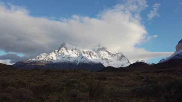 Trekking v Patagonii vedle hory Cerro Paine Grande. Pohled na hory Cerro Payne Grande a Torres del Paine — Stock video