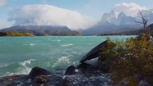 Nordenskjold Lake v Chile, Patagonie. Pohled na hory Cerro Payne Grande a Torres del Paine — Stock video