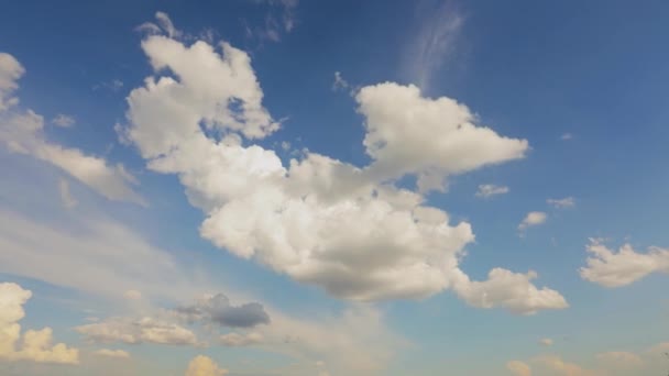 Hermosas nubes en el cielo. Timelapse de nubes en el cielo despejado. Cielo azul con nubes blancas lapso de tiempo — Vídeos de Stock