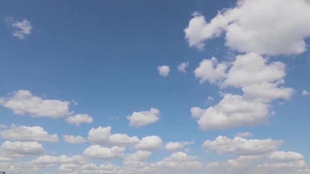 Belle nuvole nel cielo. Cielo blu con nuvole bianche time lapse. Timelapse di nuvole nel cielo limpido. — Video Stock