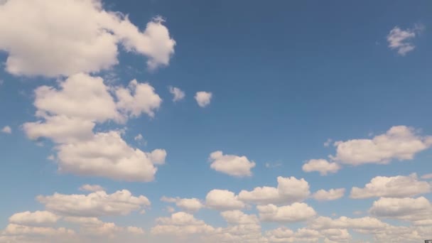 空の美しい雲。白い雲の時間の経過と青空。澄んだ空の雲のタイムラプス. — ストック動画